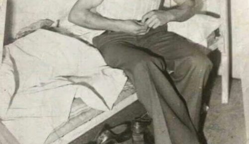 Namaz kılan adam